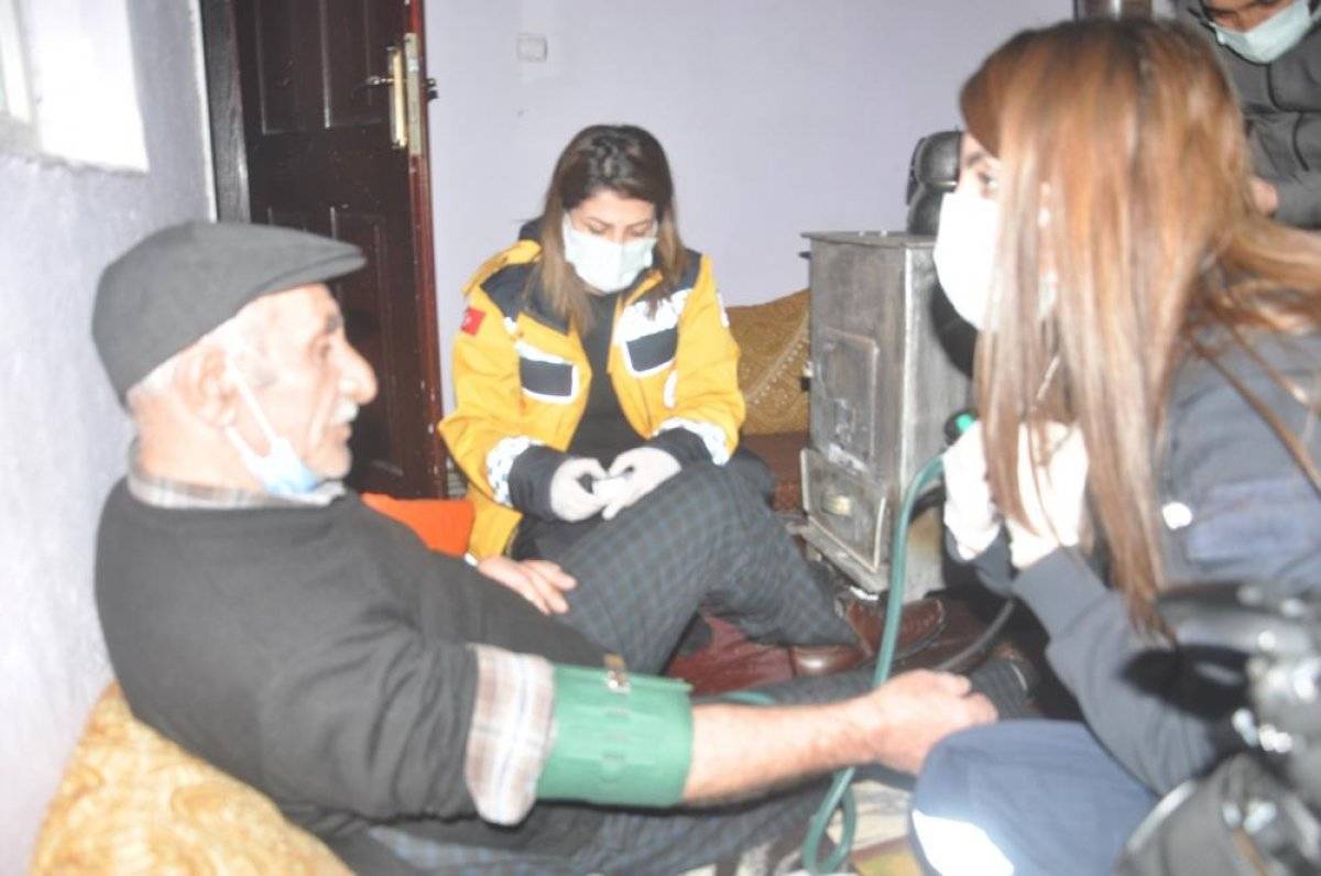 Hakkari'de karlı yolları açıp 76 yaşındaki hastaya ulaştılar