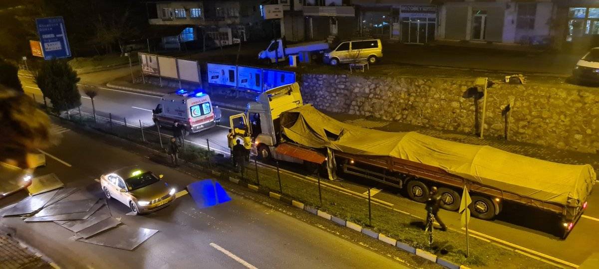 Zonguldak'ta tırın dorsesindeki 10 tonluk saç levhalar yola savruldu
