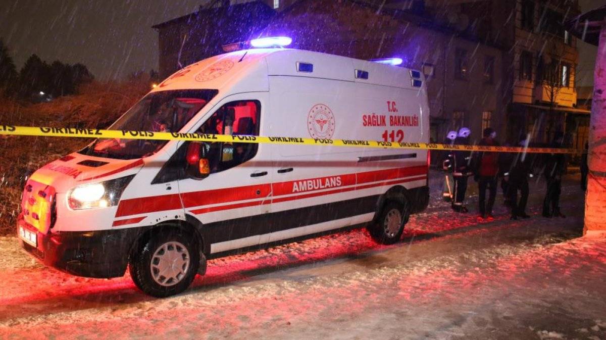 Elazığ’da kerpiç evlerinin duvarı yıkılan aile, panikle dışarı kaçtı