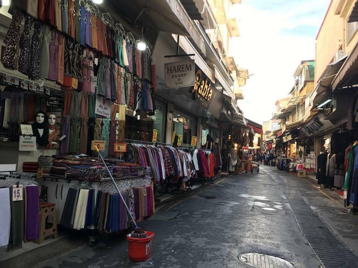 İzmir'deki Kemeraltı Çarşısı, her yağmurda su altında