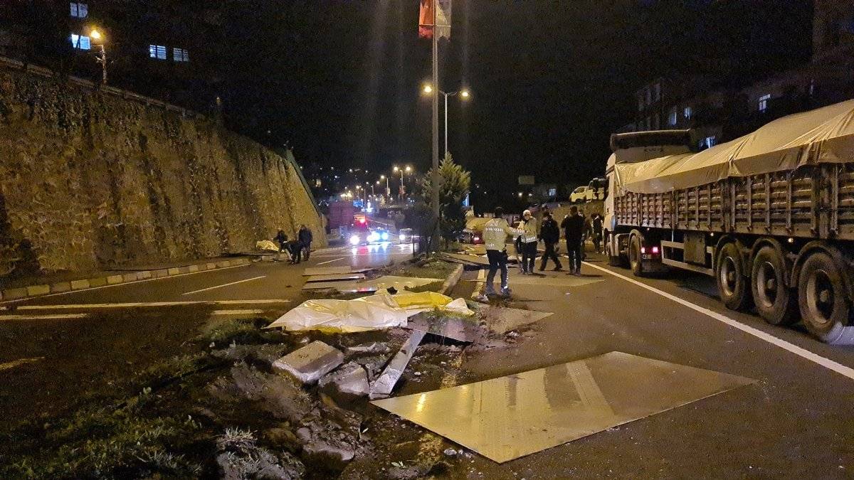 Zonguldak'ta tırın dorsesindeki 10 tonluk saç levhalar yola savruldu