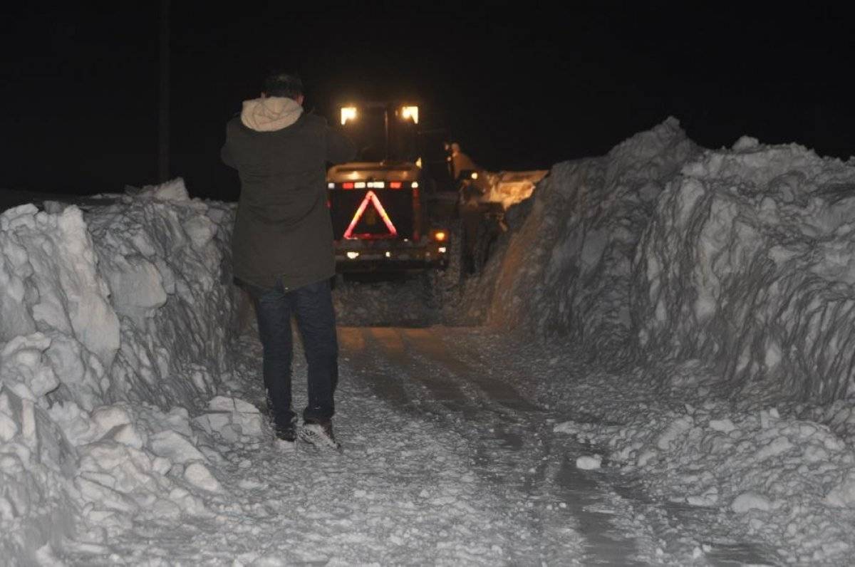 Hakkari'de karlı yolları açıp 76 yaşındaki hastaya ulaştılar