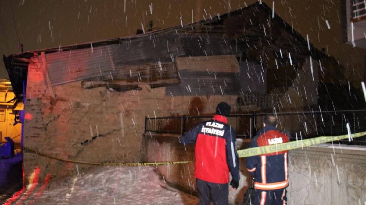 Elazığ’da kerpiç evlerinin duvarı yıkılan aile, panikle dışarı kaçtı