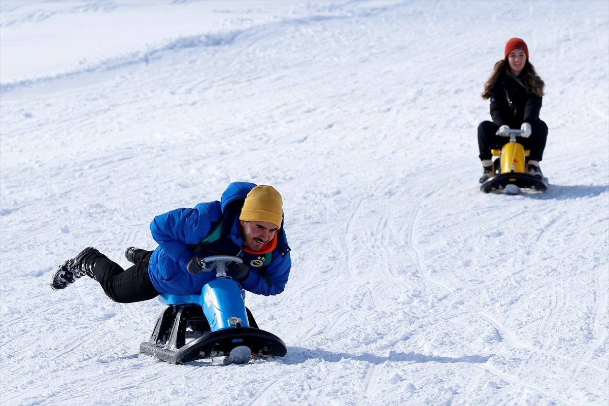 Erciyes Kayak Merkezi'nde hafta sonu yoğunluğu