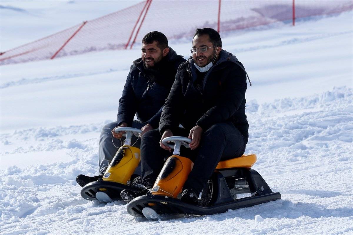 Erciyes Kayak Merkezi'nde hafta sonu yoğunluğu