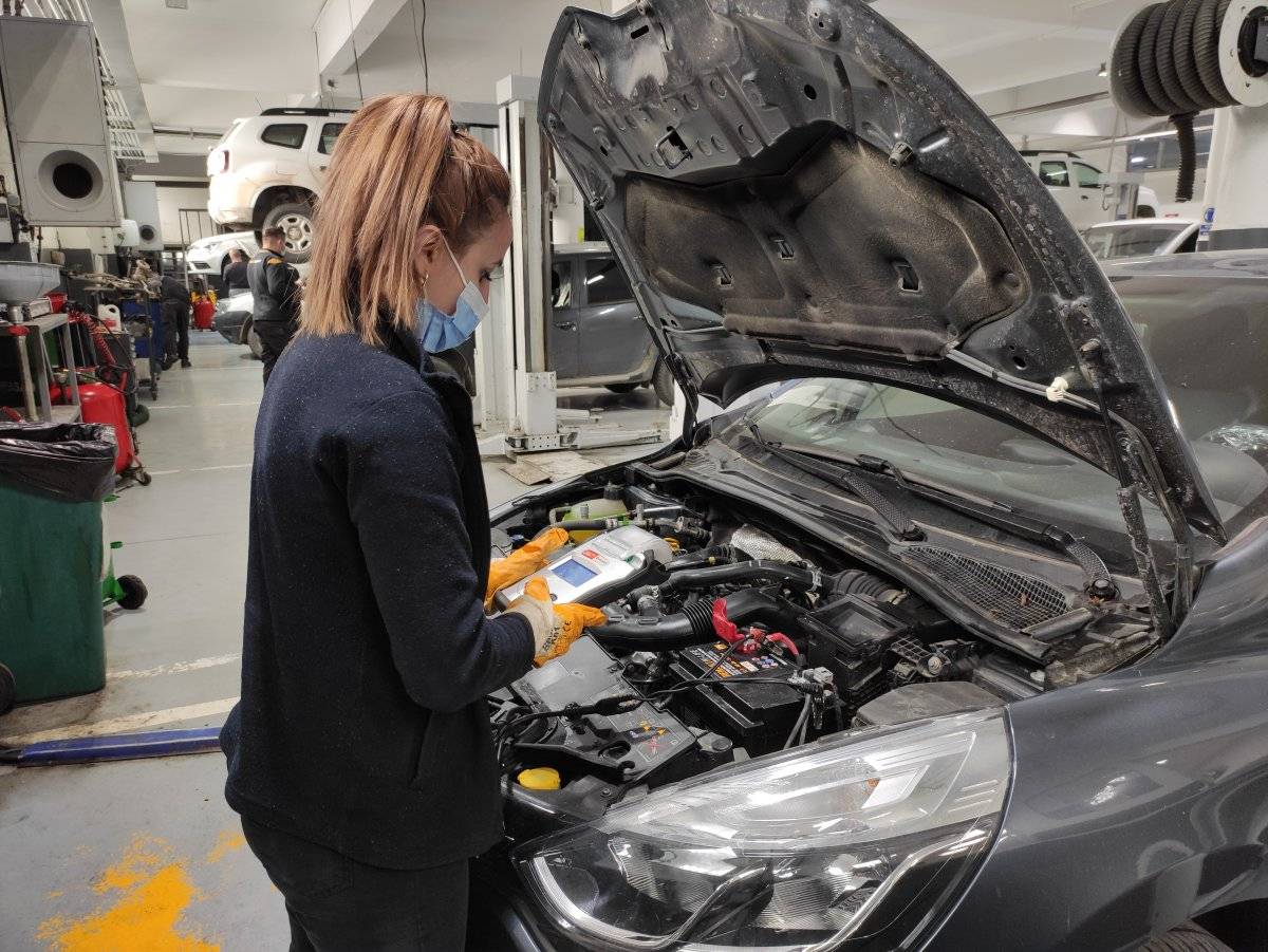 Denizli'de üniversite öğrencisi kız, 18 yıldır oto tamirciliği yapıyor