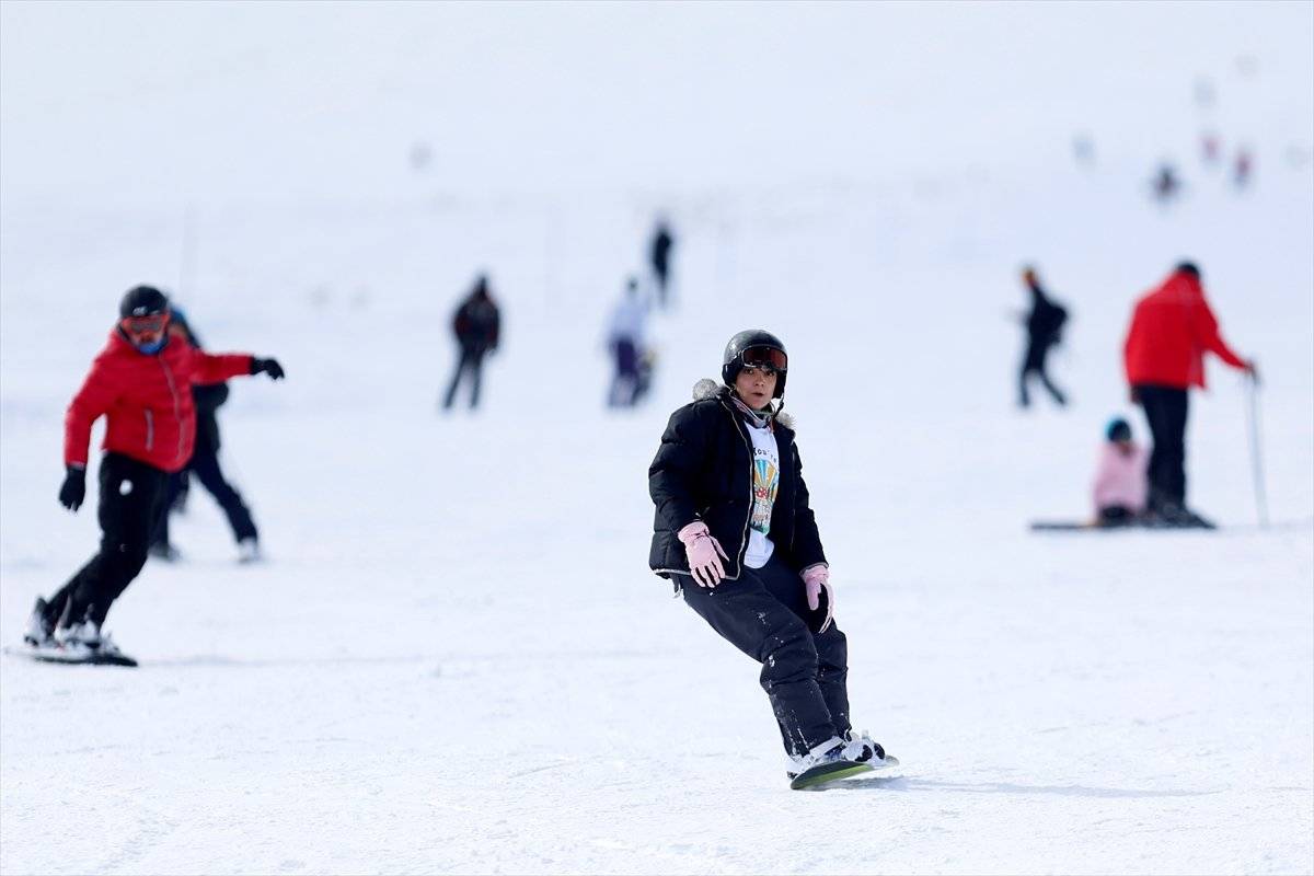 Erciyes Kayak Merkezi'nde hafta sonu yoğunluğu