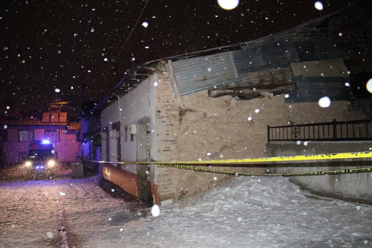 Elazığ’da kerpiç evlerinin duvarı yıkılan aile, panikle dışarı kaçtı