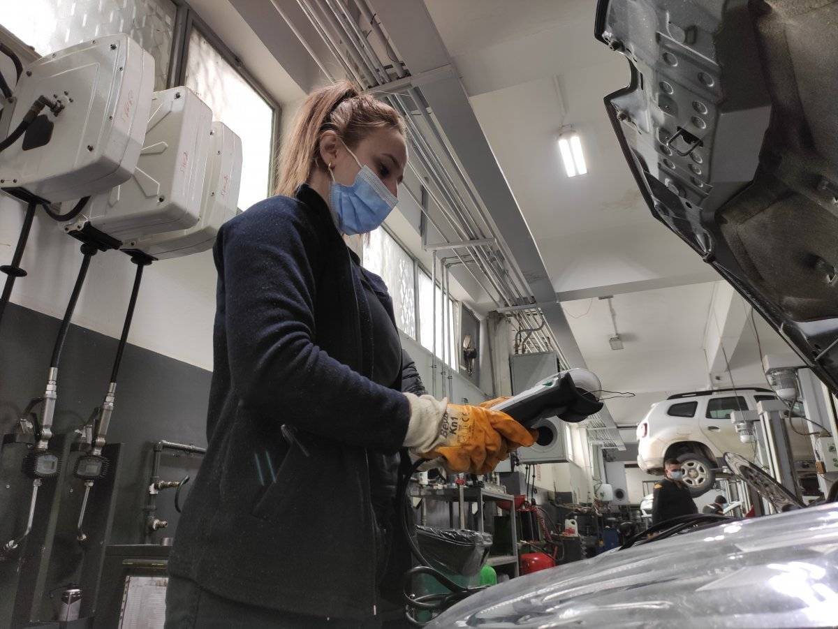 Denizli'de üniversite öğrencisi kız, 18 yıldır oto tamirciliği yapıyor