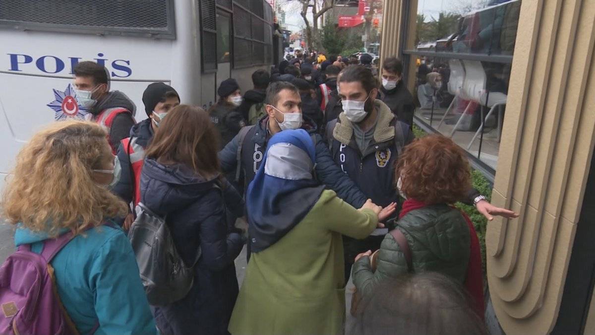 Boğaziçi Üniversitesi'nde işgal girişiminde HDP'li Hüda Kaya polise saldırdı