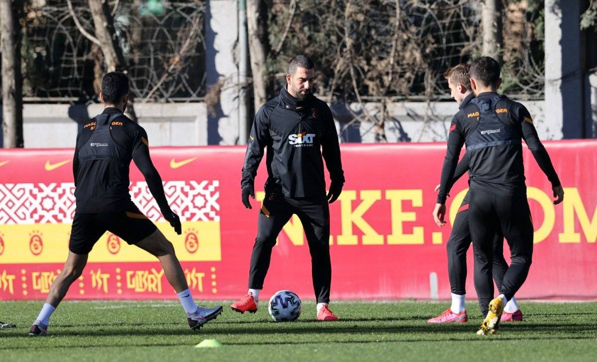 Fatih Terim, Arda Turan'ı 10 numarada denedi
