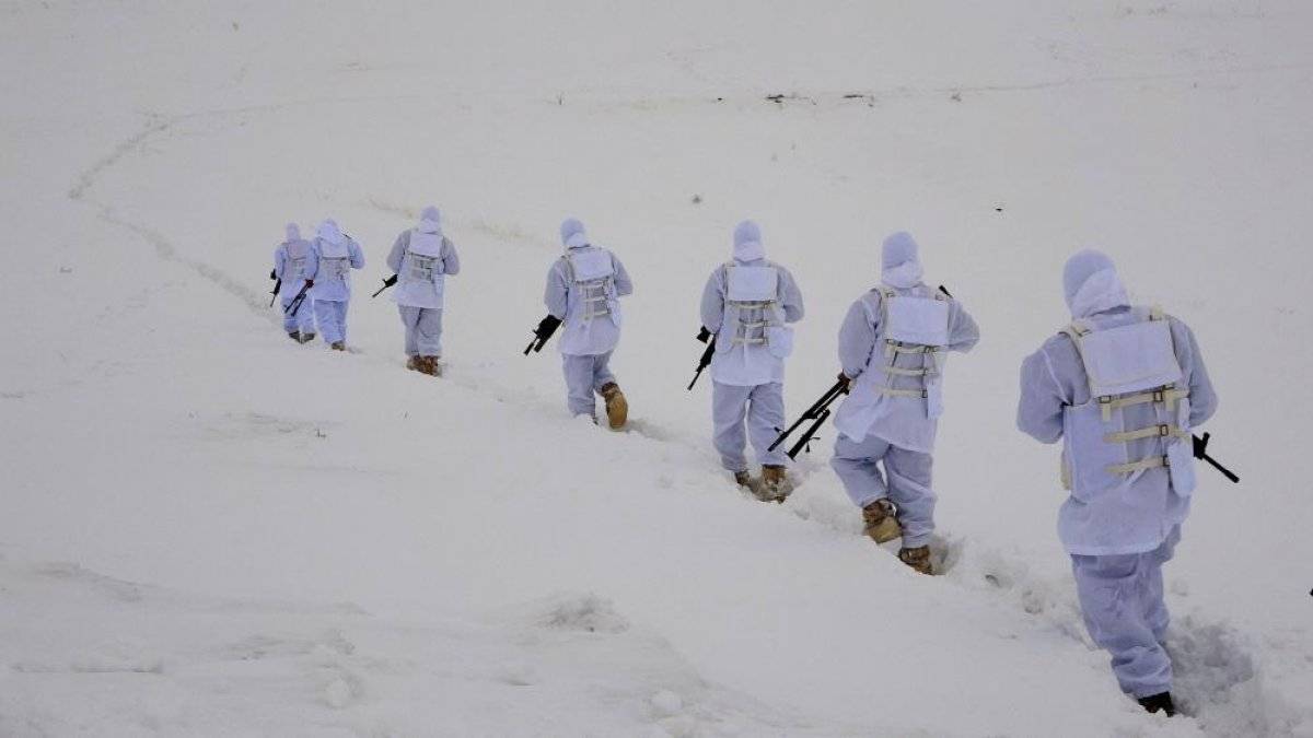 Mehmetçik'in metrelerce karda vatan nöbeti
