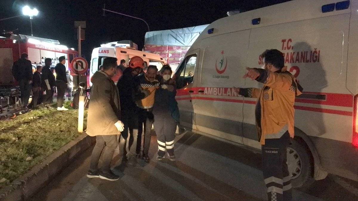 Sakarya'da ambulansın da karıştığı zincirleme kaza