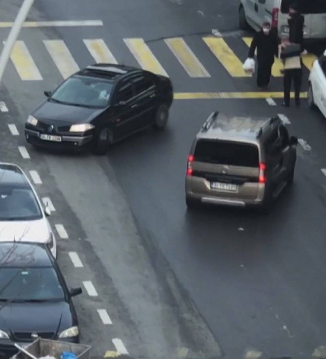 Sultangazi'de trafik magandası kameraya yansıdı