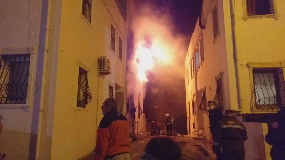 Muğla'da çıkan yangında yaşlı kadın kedileri için ağladı