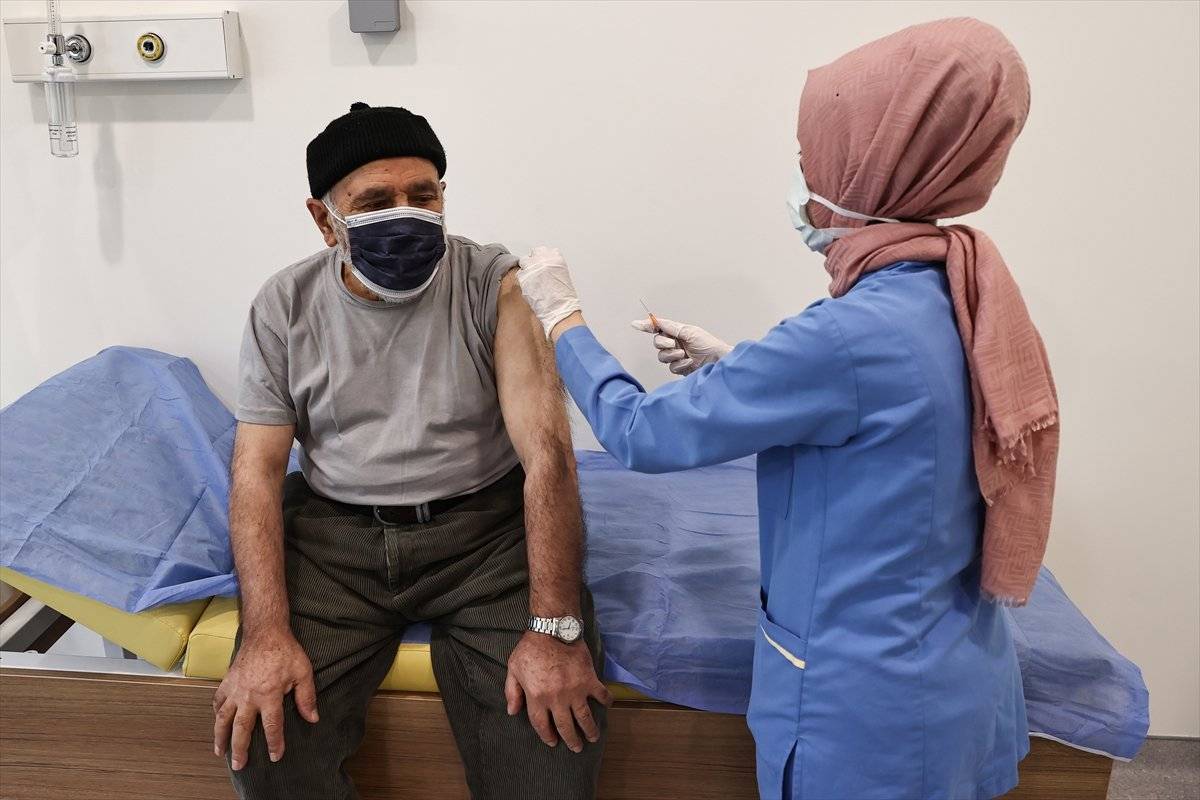 Türkiye'de korona aşısı olan kişi sayısı 2 milyonu geçti