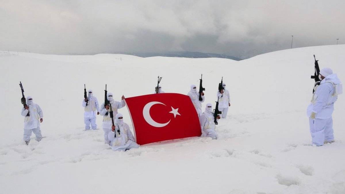 Mehmetçik'in metrelerce karda vatan nöbeti