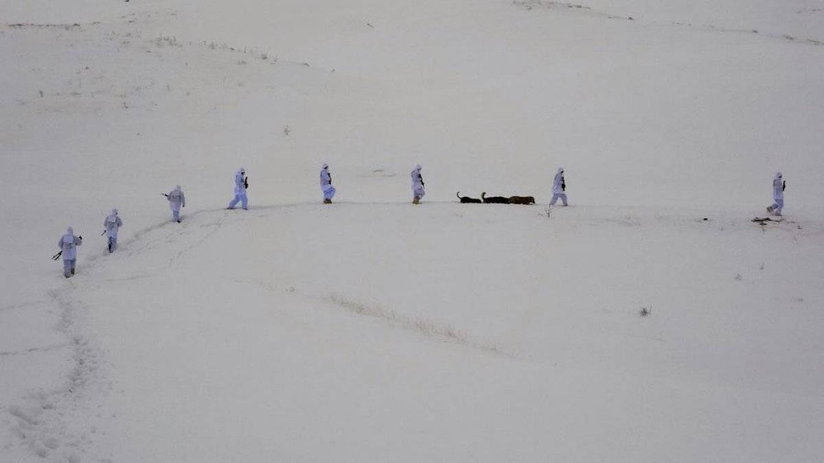 Mehmetçik'in metrelerce karda vatan nöbeti