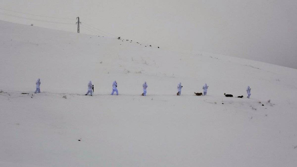 Mehmetçik'in metrelerce karda vatan nöbeti