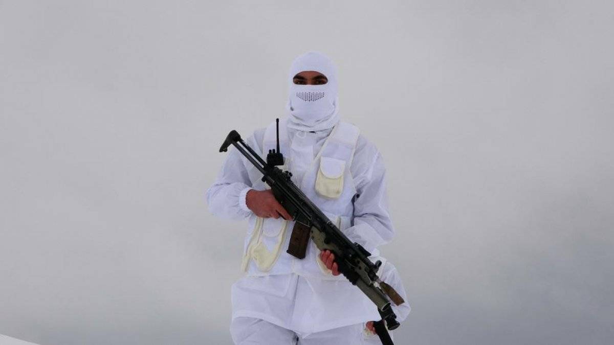 Mehmetçik'in metrelerce karda vatan nöbeti