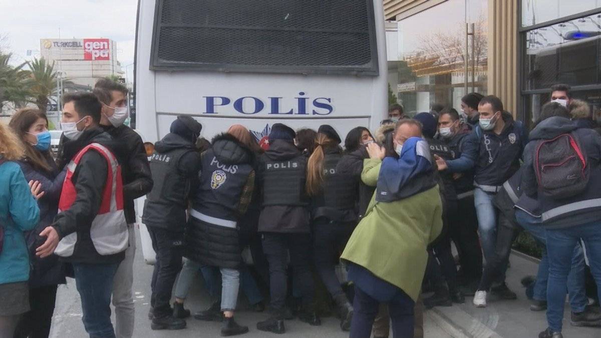 Boğaziçi Üniversitesi'nde işgal girişiminde HDP'li Hüda Kaya polise saldırdı