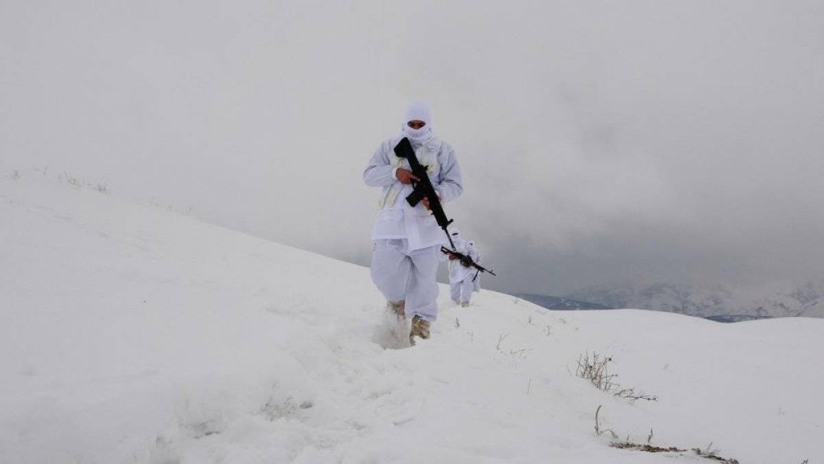Mehmetçik'in metrelerce karda vatan nöbeti