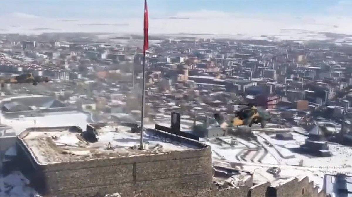 Kars Kalesi'ndeki Türk bayrağını selamlayan ATAK helikopterleri