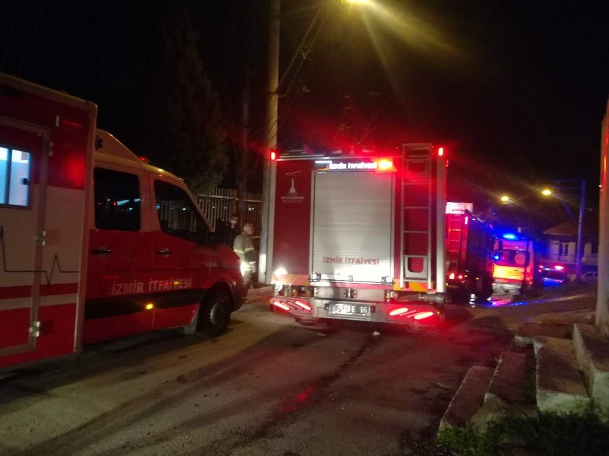 İzmir'de bir kişi evini ateşe verip kaçtı