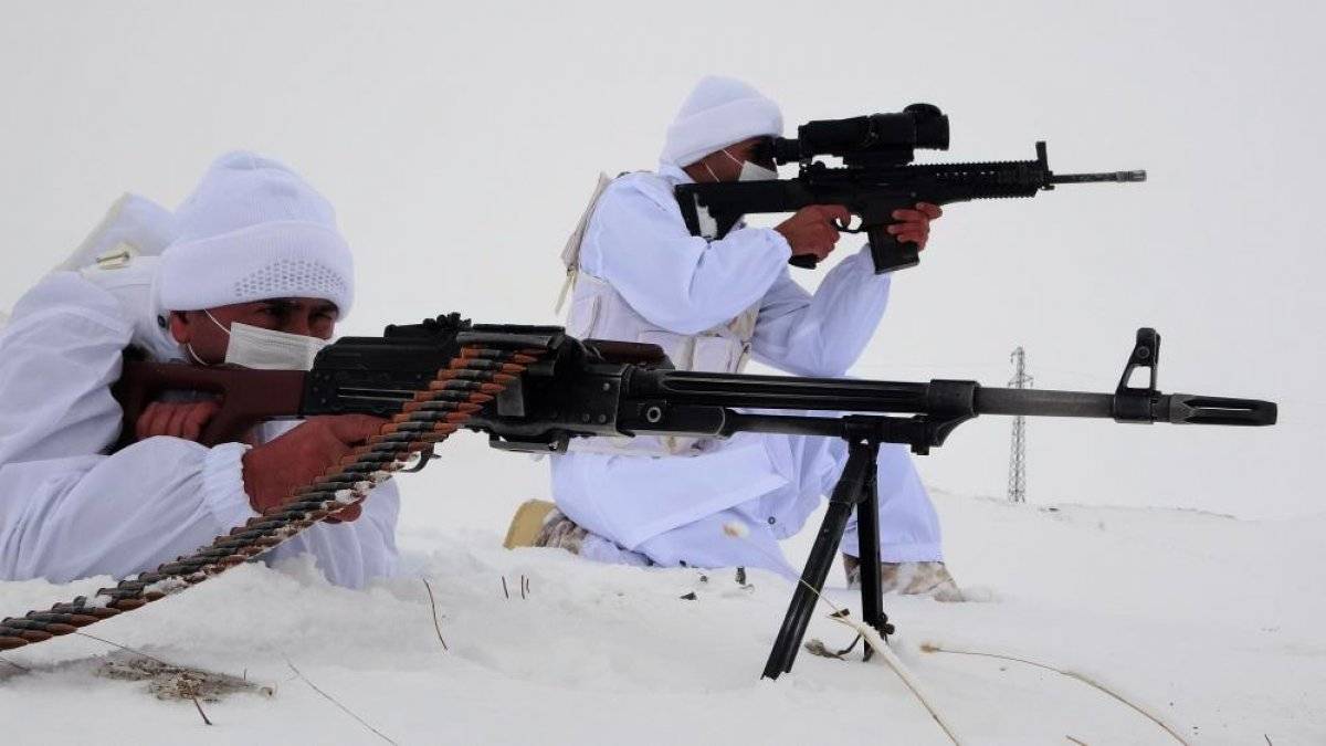 Mehmetçik'in metrelerce karda vatan nöbeti