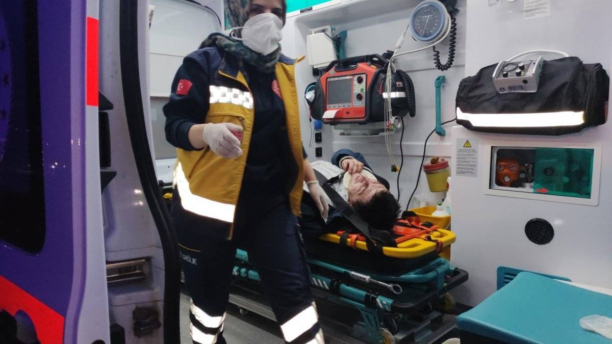 Bursa'da karşıdan karşıya geçmek isteyen gence minibüs çarptı