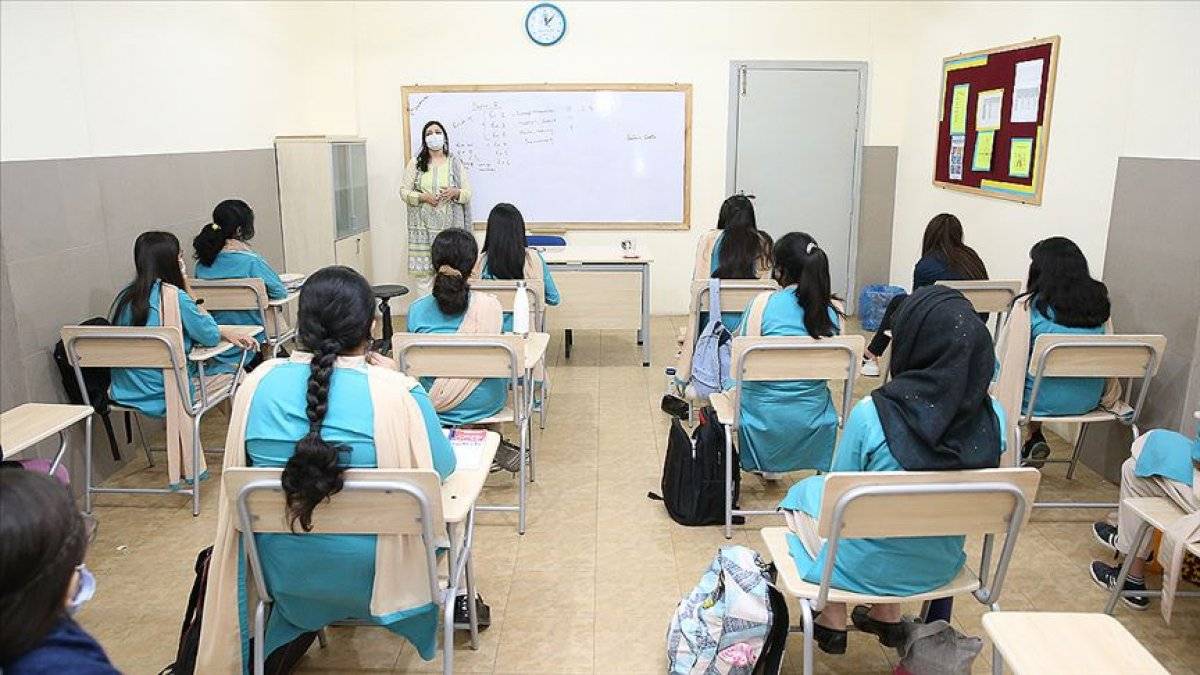 Pakistan’da okullar 3 ay sonra yüz yüze eğitime başladı