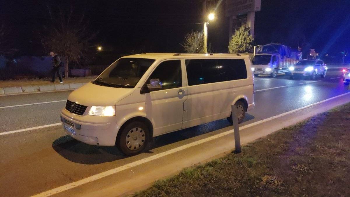 Bursa'da karşıdan karşıya geçmek isteyen gence minibüs çarptı