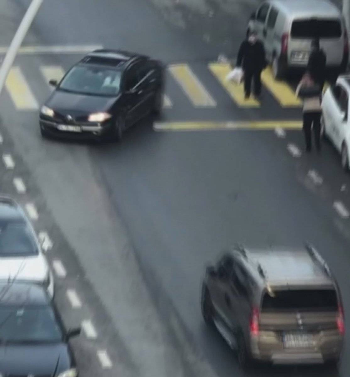 Sultangazi'de trafik magandası kameraya yansıdı