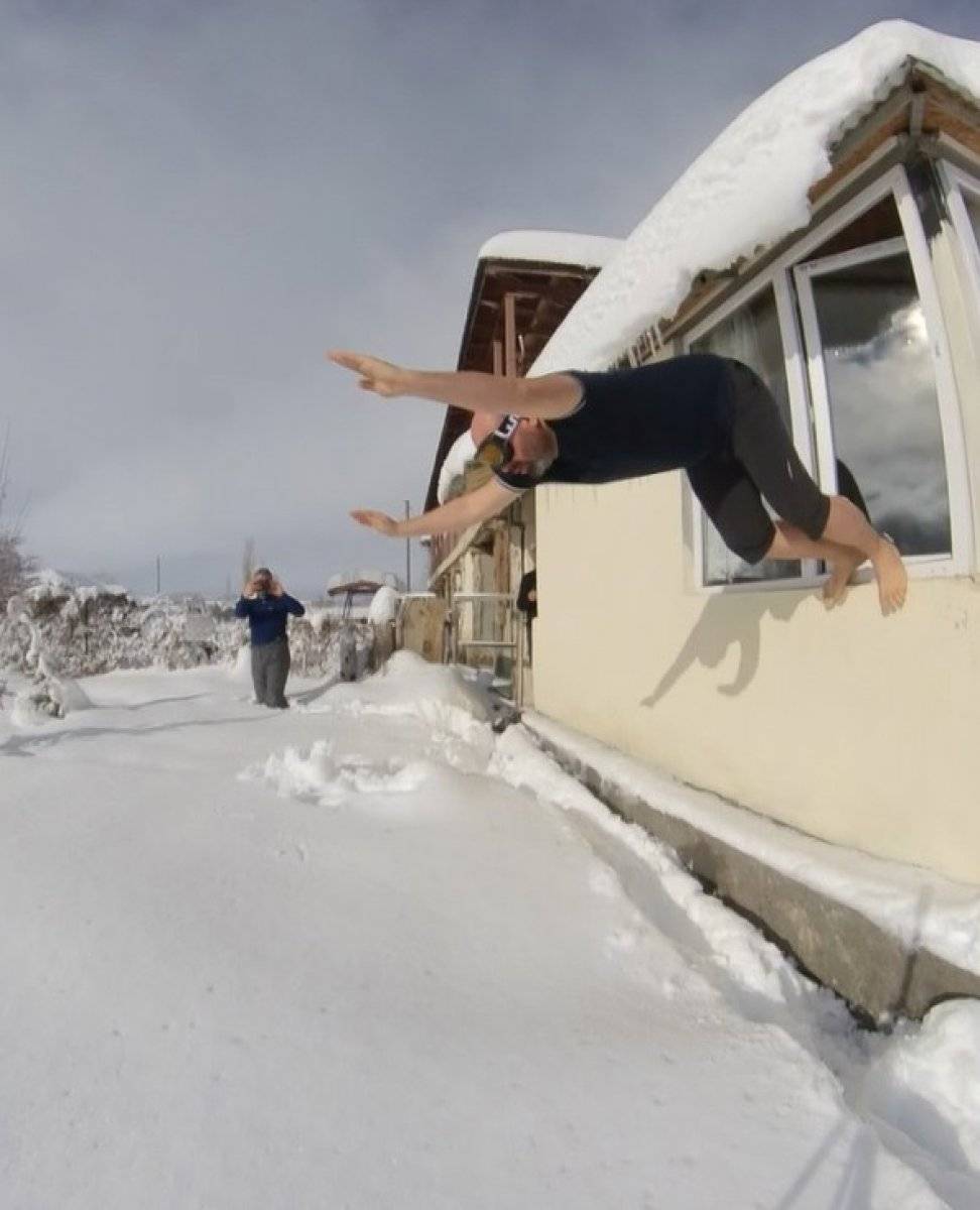 Kahramanmaraş'ta yaşayan adamın kar sevinci kamerada
