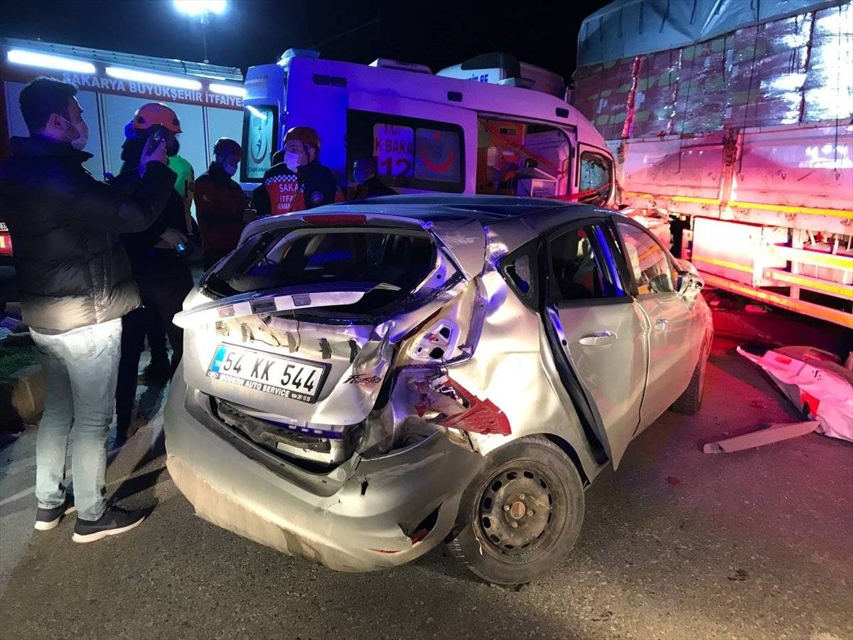 Sakarya'da ambulansın da karıştığı zincirleme kaza