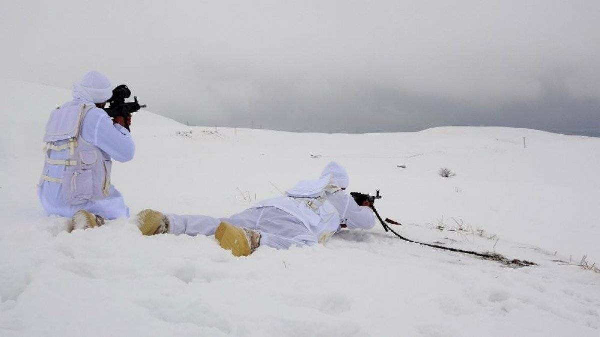 Mehmetçik'in metrelerce karda vatan nöbeti