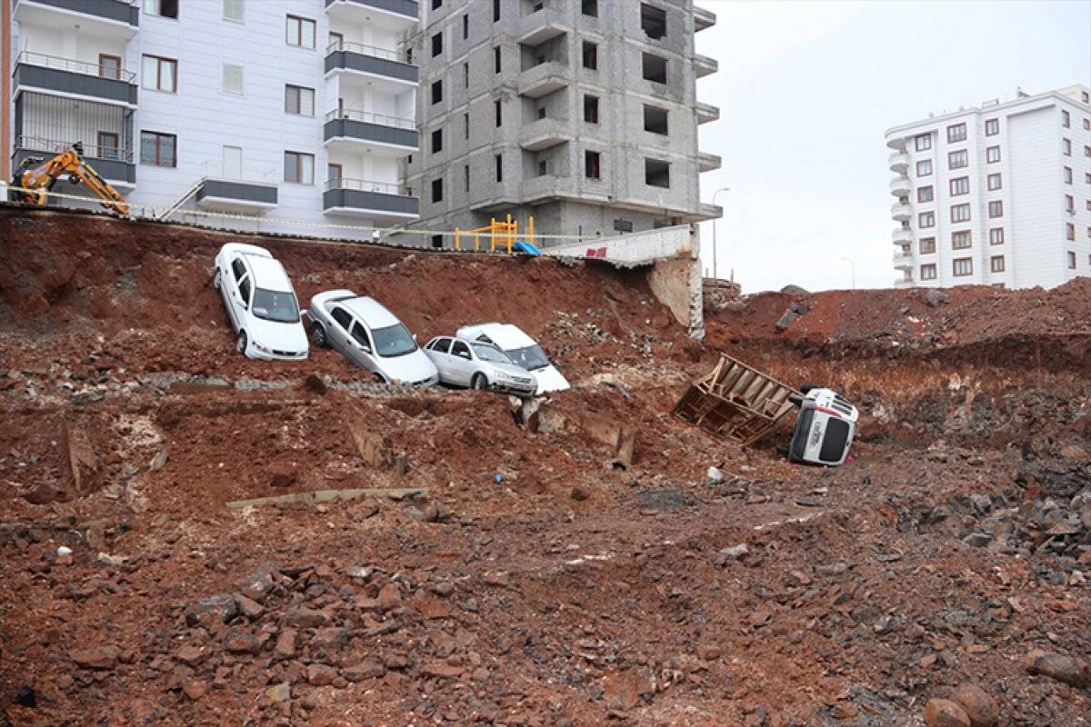 Şanlıurfa'da istinat duvarının çökme anı