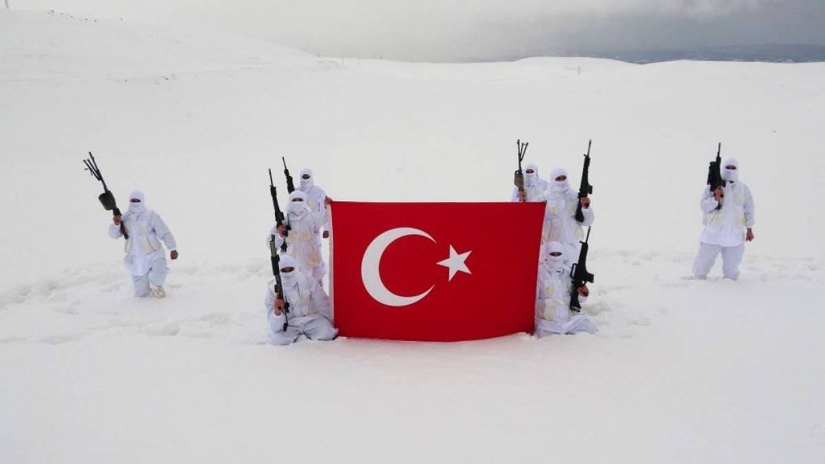 Mehmetçik'in metrelerce karda vatan nöbeti