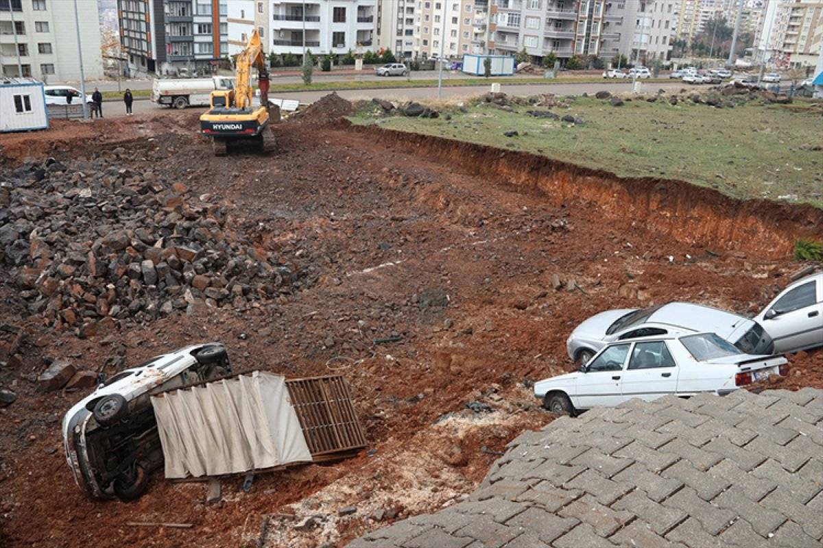 Şanlıurfa'da istinat duvarının çökme anı