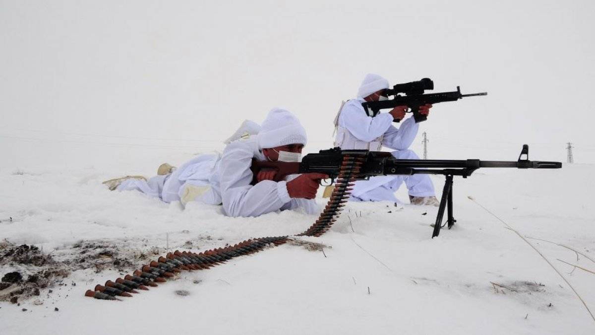 Mehmetçik'in metrelerce karda vatan nöbeti