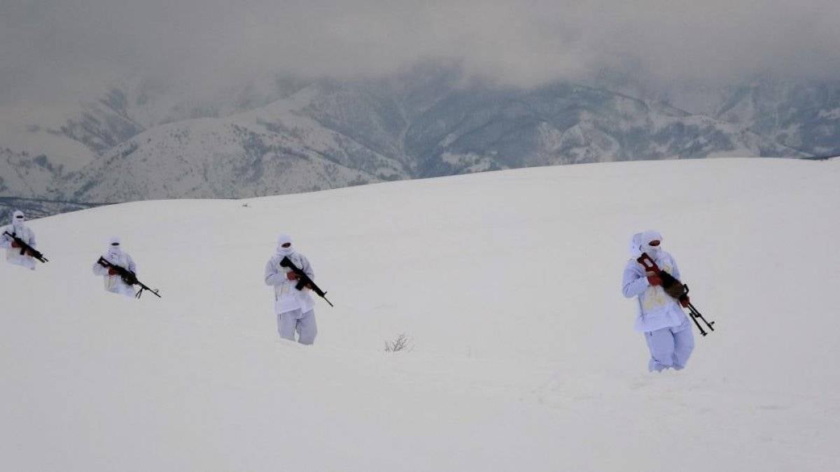 Mehmetçik'in metrelerce karda vatan nöbeti