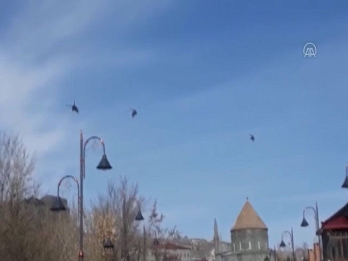 Kars Kalesi'ndeki Türk bayrağını selamlayan ATAK helikopterleri