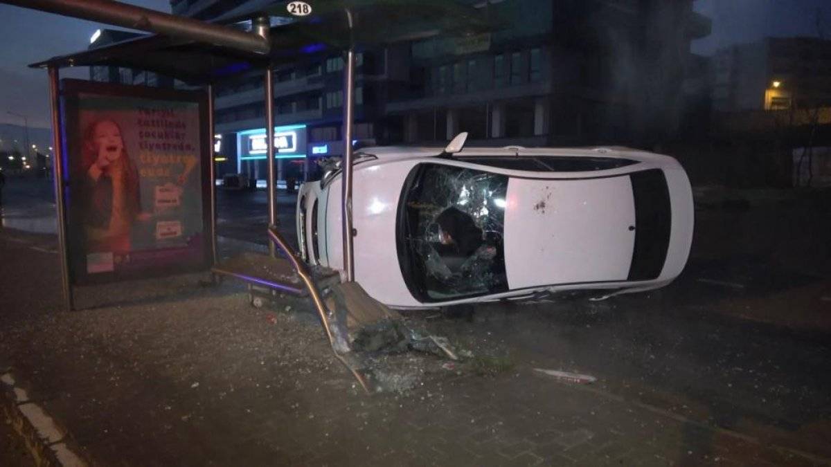 Bursa'da kaza yapan sürücü, yaralı arkadaşlarını bırakıp kaçtı