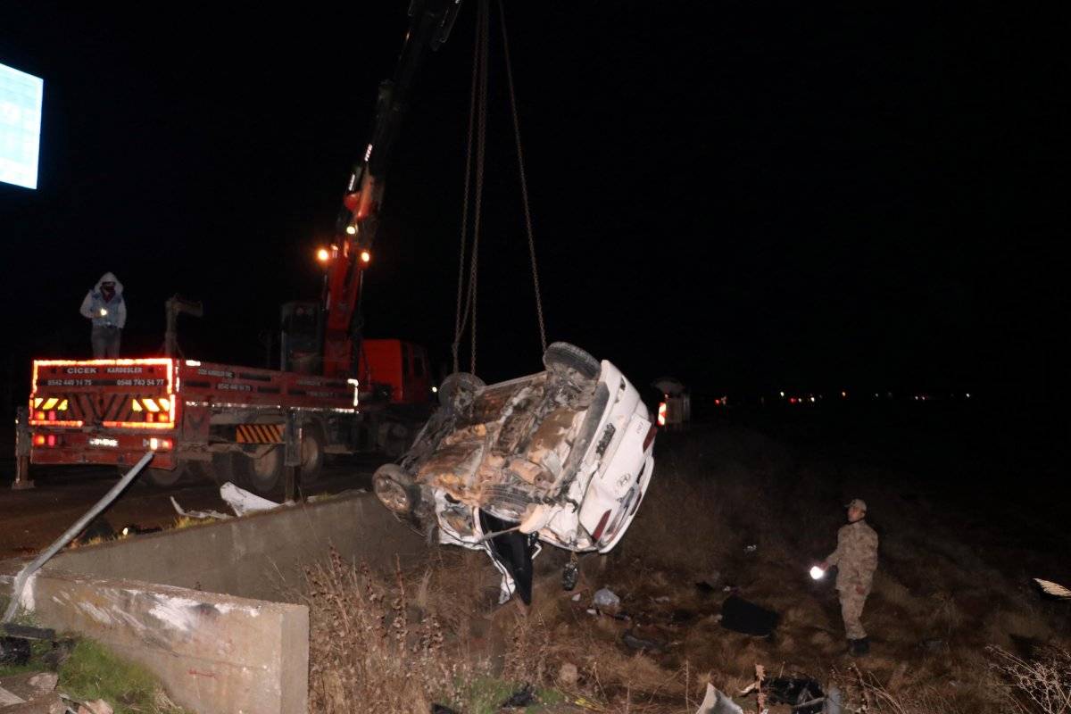 Şanlıurfa’da kamyon ile otomobil çarpıştı: 4 ölü