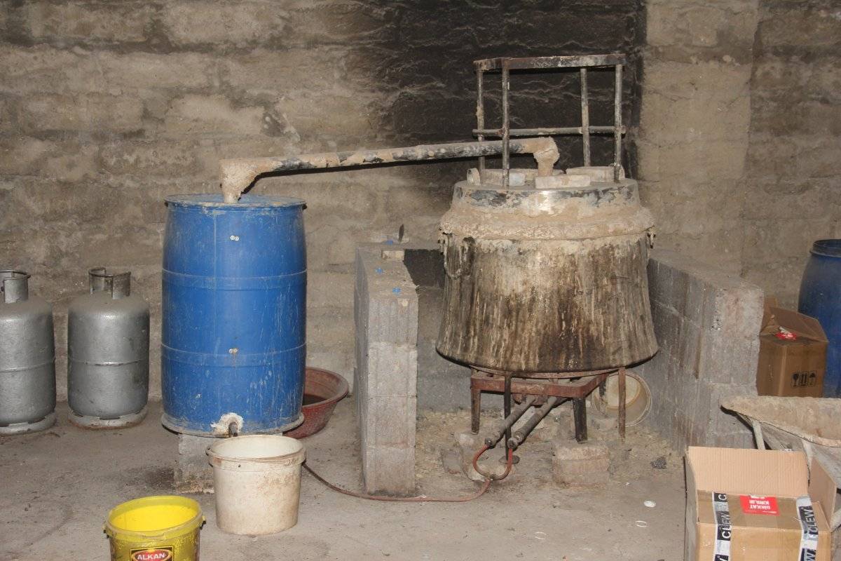 Adana'da sahte içki zanlıları duvara, 'Tükeniyoruz ama geleceğiz' yazdı