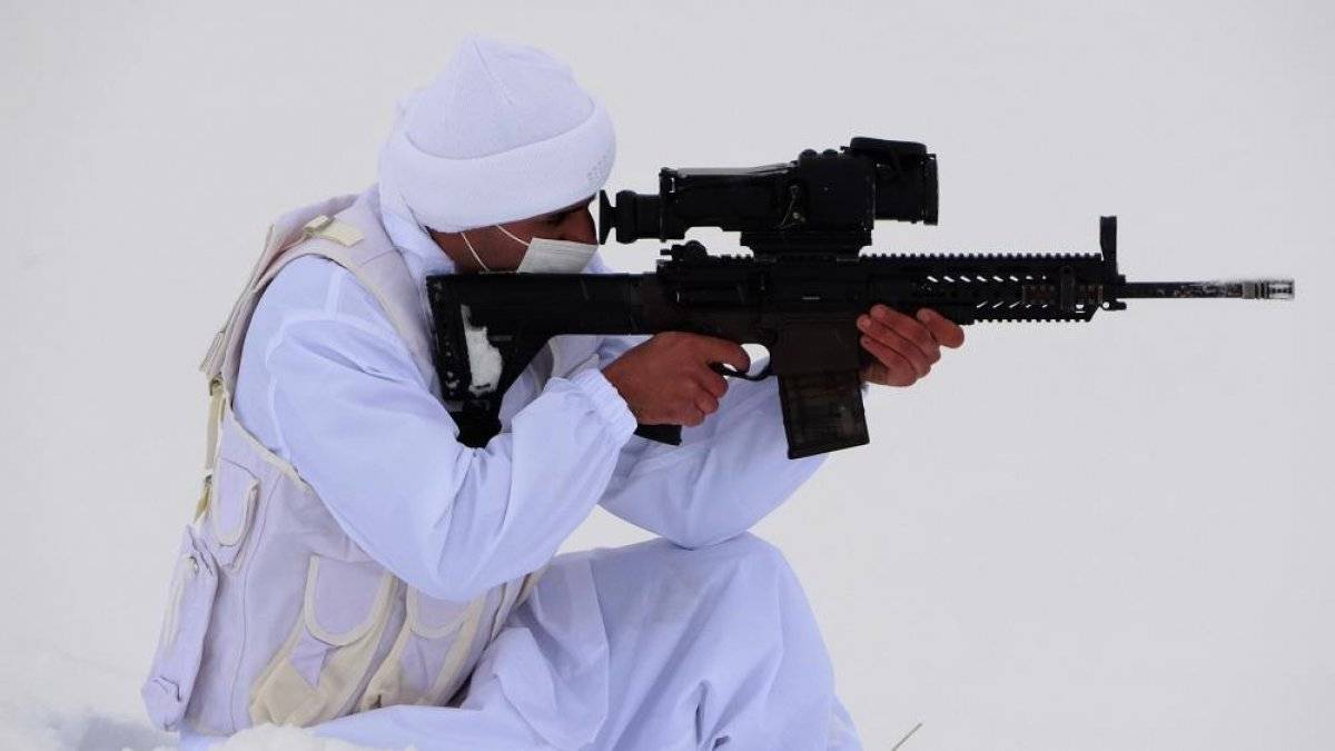 Mehmetçik'in metrelerce karda vatan nöbeti