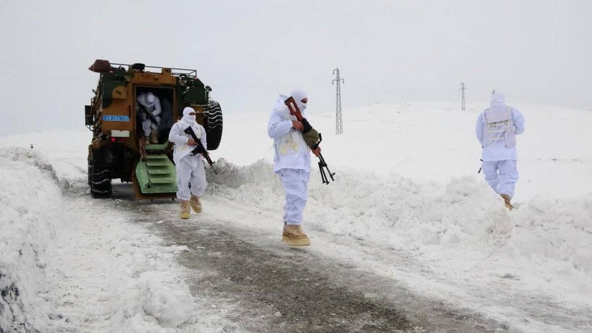 Mehmetçik'in metrelerce karda vatan nöbeti