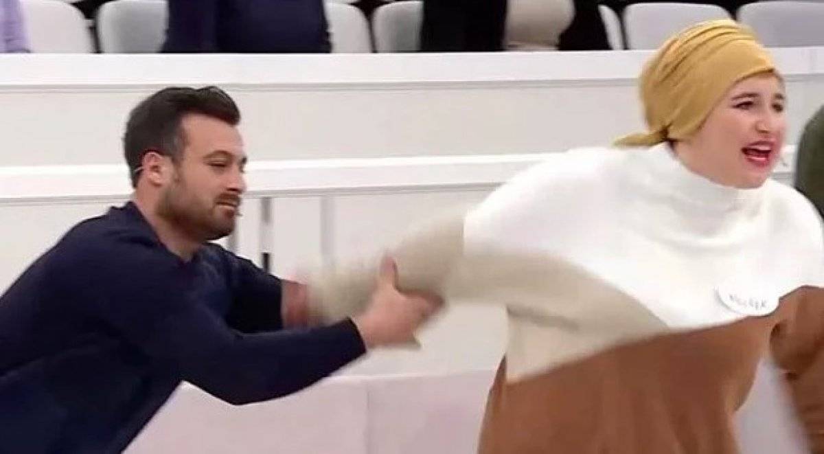 Esra Erol’da kızının yasak ilişkisine sinirlenip, terlik fırlattı