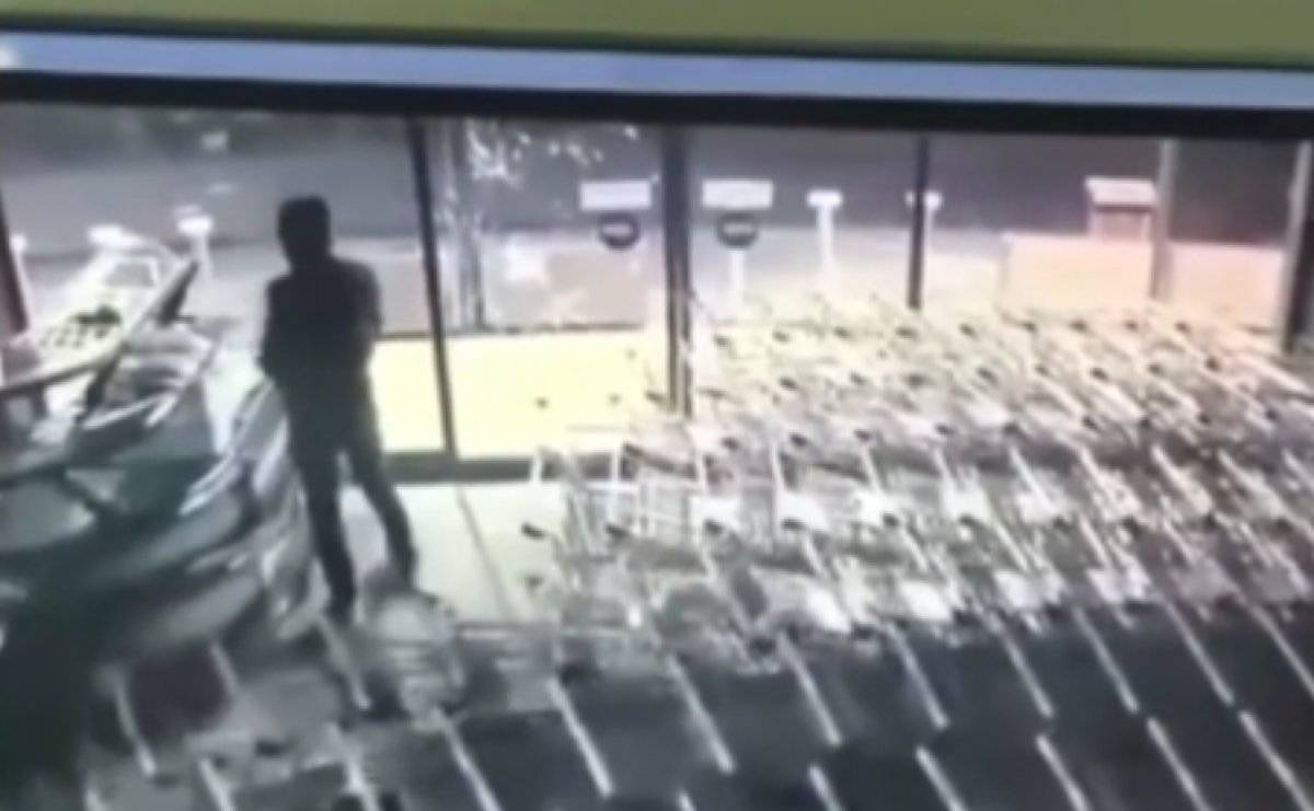 Avcılar'daki market soygunu kamerada