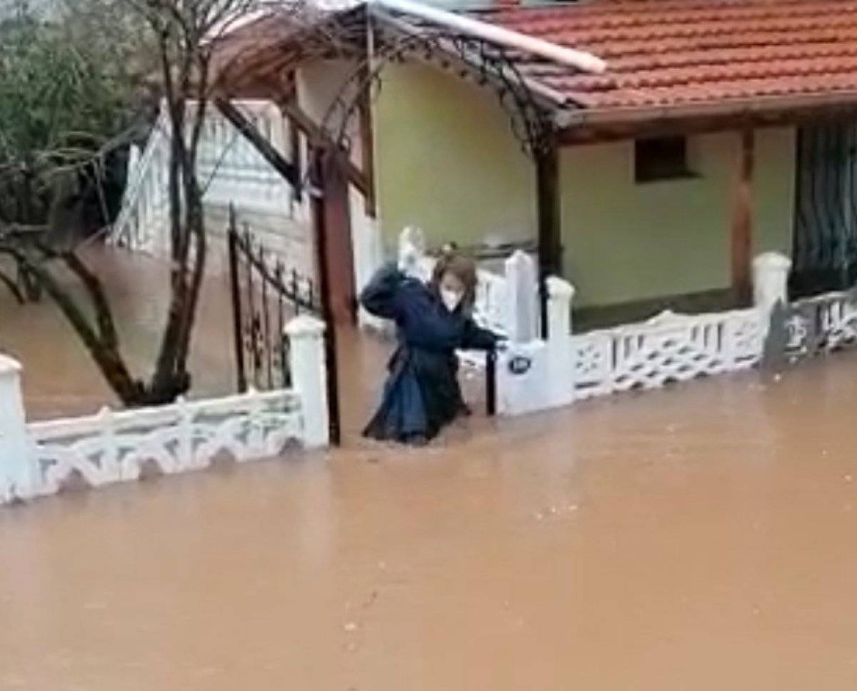 İzmir'de alkışlar sağlık çalışanına: Hastaya ulaşmak için beline kadar suya girdi